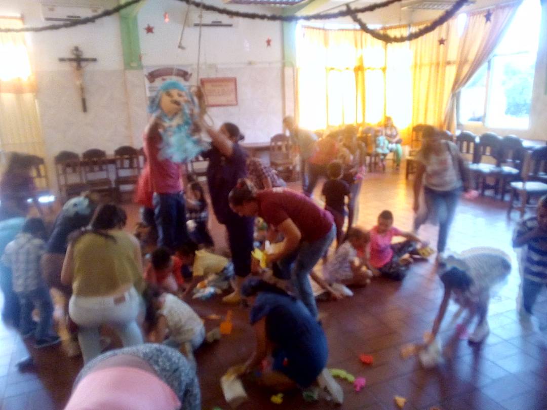 inass_urena's tweet photo. Se realizo actividad con los niños de nuestros servidores psra la entreg de los regalos @salainass @magallyvina @PsuvJhon https://t.co/ieDyr2rZFF