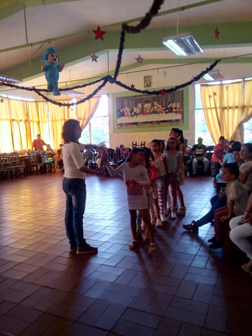 inass_urena's tweet photo. Mas de la actividad gracias presidenta Magaly Gutiérrez quien vela por el bienestar de nuestros niños también @magallyvina https://t.co/HoBpoVcB1t