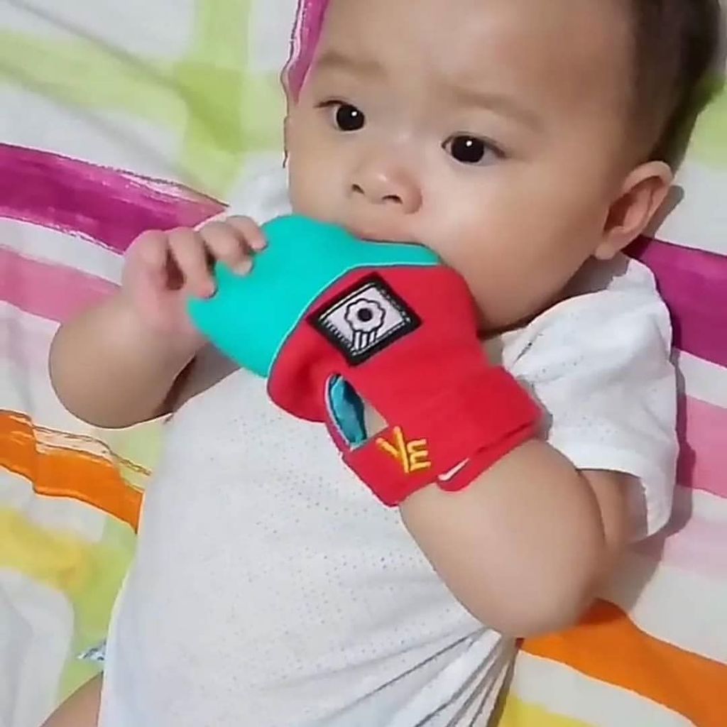 darlyngandco's tweet photo. Teething much... All holiday orders are out!!!! This year was our busiest year yet despite countless knockoffs on the market. Thanks for continuing to support our small business and purchasing the BEST teething mitten on the planet😍 Happy Holidays #yummymitt #mominvented #te… https://t.co/MJhxKrnJRn