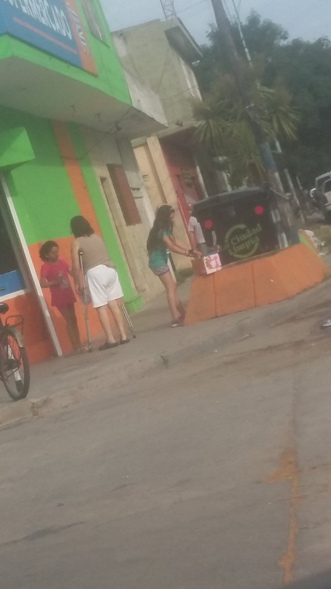 lucasgarrido93's tweet image. La Segunda Siembra de Libros de @CasadeVeinte tambien llego al barrio centenario y  regional  un exito  #librosperdidosmdp @JulioRomero_mdp