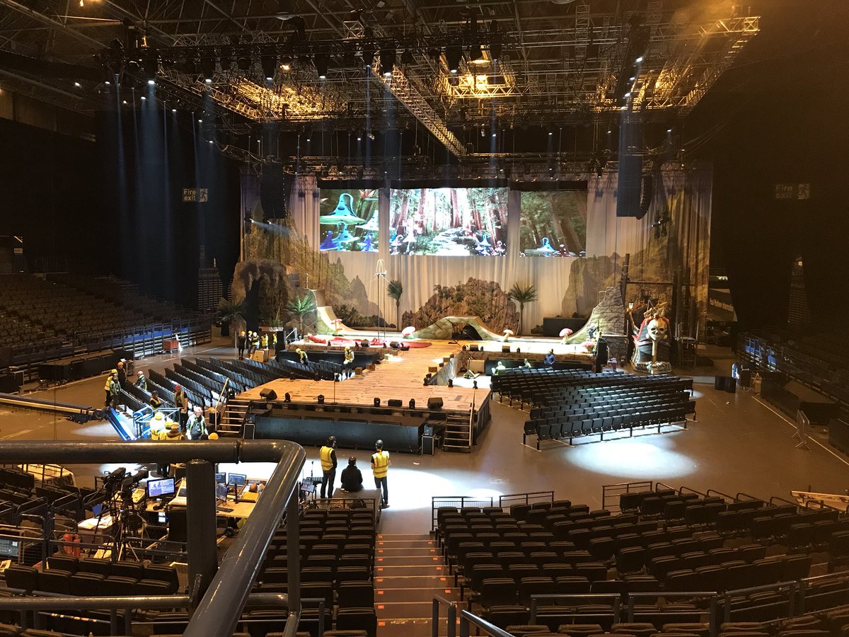 what a mad few weeks but 3 shows in at @Biggest_Panto and 5 shows to go in Birmingham it’s been a blast! 🎼🙌🏼❤️