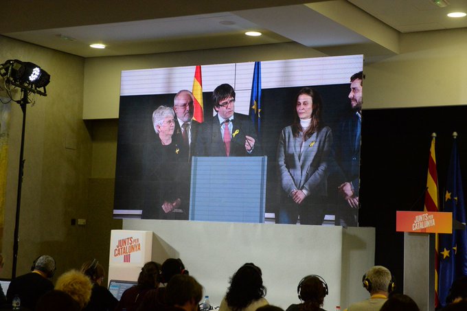 21D - Puigdemont habla a Rajoy DRmw94uWkAAirRg