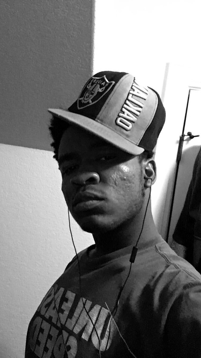 BlakeSu52274426's tweet image. Black &amp;amp; White @RAIDERS #snapback #hats #cleaneveryday #ballin