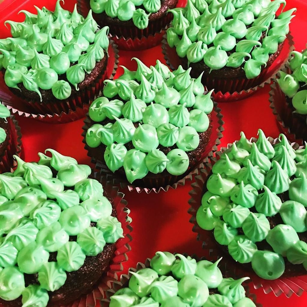 EmeralDQueen's tweet photo. Devil’s Food cupcakes decorated with the double #wiltontip #wilton #wiltoncakes #wiltonmethod #cupcakes #minicakes #cakes #bake #baker #baking #mckebakeryshop #food #desert #foodporn https://t.co/q4HPmGm312 https://t.co/BCl4IJ6kzG