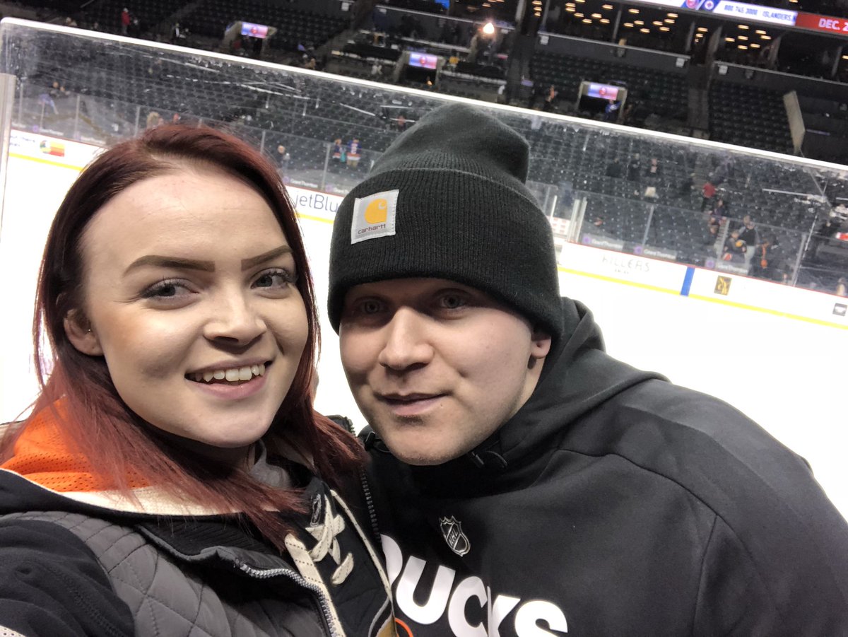 frontlinedec's tweet image. Travelled all the way from London and got to see the Ducks win! @AnaheimDucks @HampeLindholm #NHLDucks #AnaheimDucks #PaintItOrange