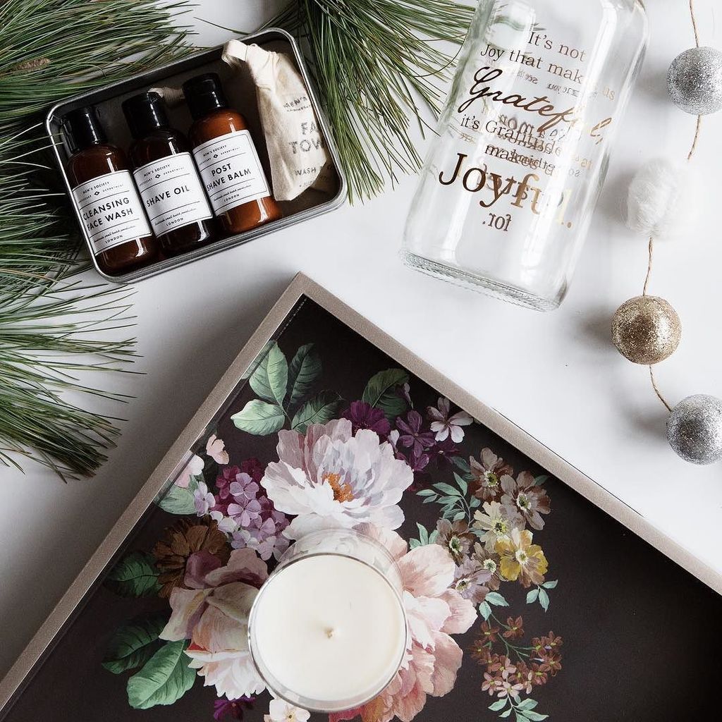 kes_studio's tweet image. Finished our holiday shopping! If only wrapping gifts was as easy as buying them. 🤷🏻‍♀️Loved this styled shot we created with @ruthiestarkphotography for the @shekclifestyle gift guide. ✨ #strategyandstyle #clientcontent #contentcreator #giftidea ift.tt/2kXx6kz