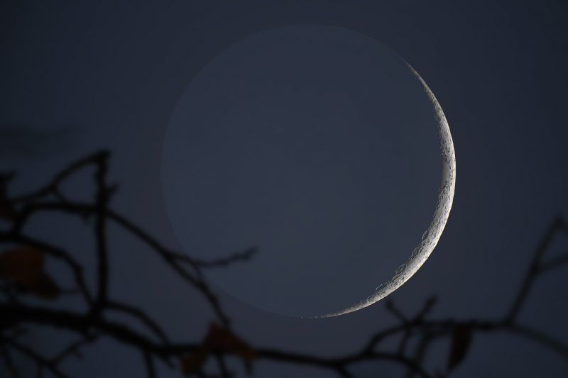 Today's solstice is accompanied by a thin and lovely young moon. bit.ly/2BUViP7 #waxingcrescent 

Robert Pettengill of Austin, TX caught the moon on the last evening of fall – December 20, 2017. The pale glow on the darkened portion of the crescent is called earthshine.