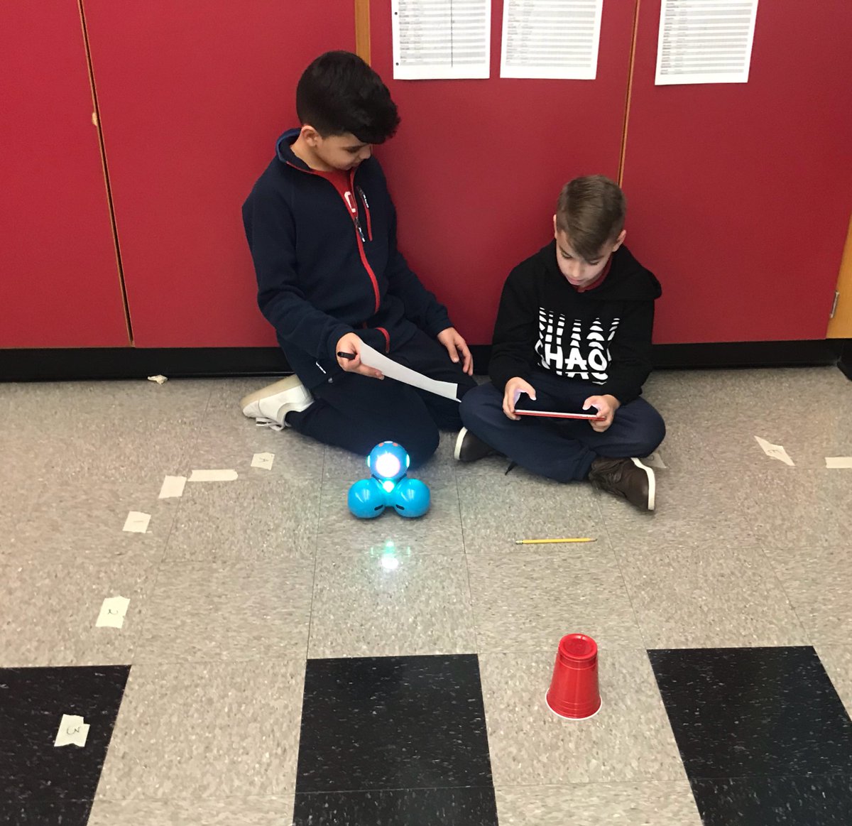 Laura_Hubert's tweet photo. Our two @BerkowitzSchool 4th grade teams are working hard on the #WonderLeague robotics competition challenges. #MasterBots #TeamFAABulous #DashandDot #kidscancode @WonderWorkshop https://t.co/TTrgBPPS0Q