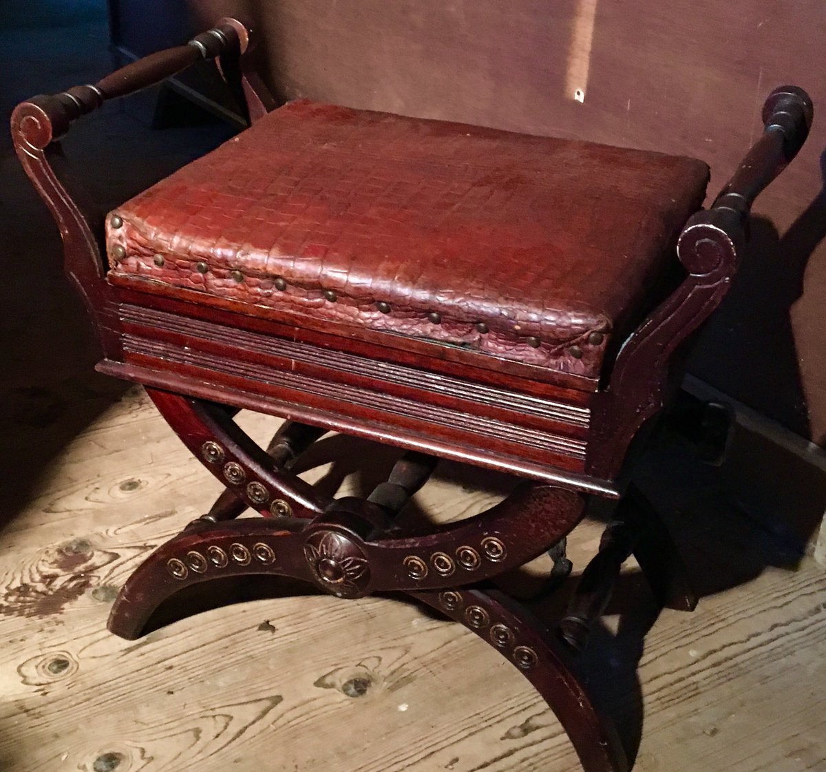 antique_export tweet picture