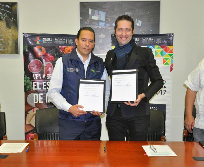 ACCIMMYT's tweet photo. La @ASERCA_mx  y el @CIMMYTesp  firman pacto para promover la productividad, la competitividad y el ordenamiento del mercado de granos en México
https://t.co/Q66irhMtc9 https://t.co/FoIWuPhhoR