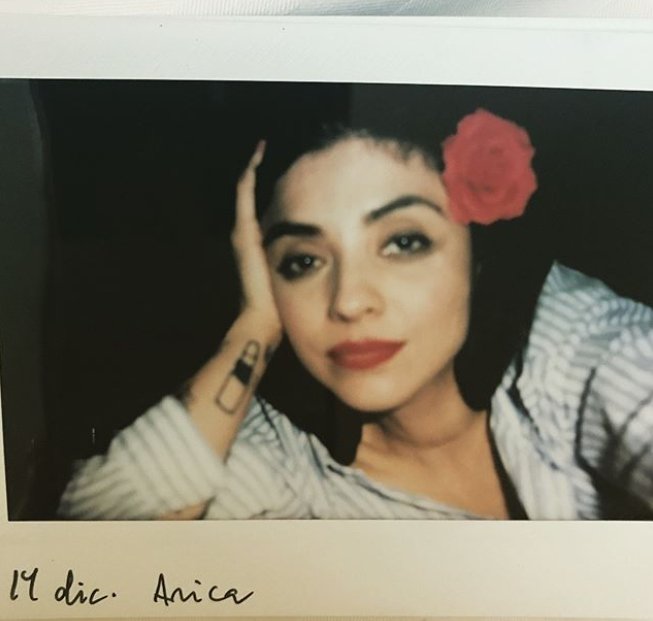 UMUSICA's tweet photo. Hermosa nuestra @monlaferte, tan ella con su rosita en el pelo y su voz cantando #MiBuenAmor >> https://t.co/J5w1zUgWzv https://t.co/aJBVDFAiur