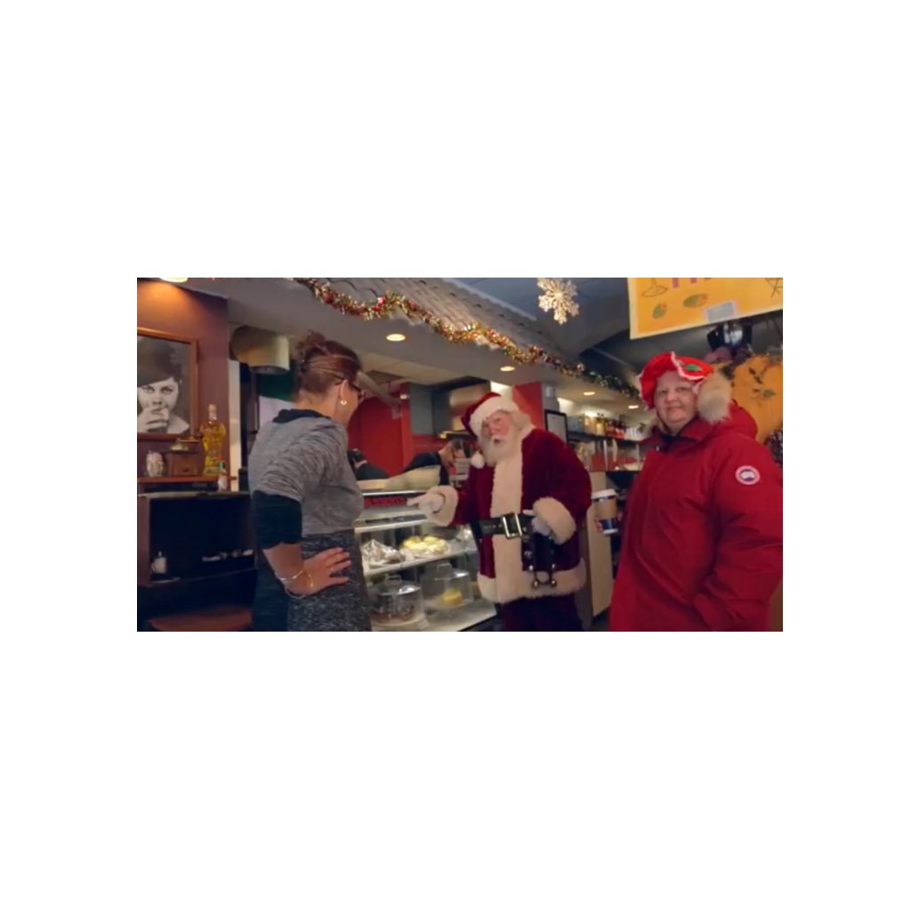 fanzorellis's tweet photo. when santa stops by fanzorelliβs π
#santa #christmas #spirit #festive #mrclause #mrsclause #christmastime #fanzorellis #brampton #downtown https://t.co/TJCrx0EEBq