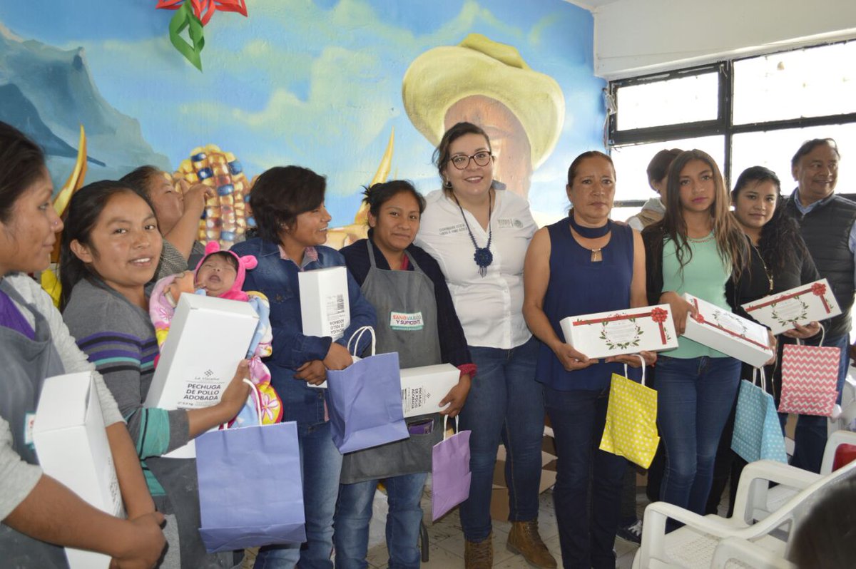 Vega_Rayet's tweet photo. #GraciasVoluntarios  Porque no sólo se trata de cocinar y dar de comer sino de pensar en que sus manos pueden aminorar el hambre de alguien que lo necesita y contribuir a tener un México con menos carencia alimentaria #ComedoresComunitarios, #TeInvitoAComer #SedesolContigo https://t.co/qBCWNZaFBS