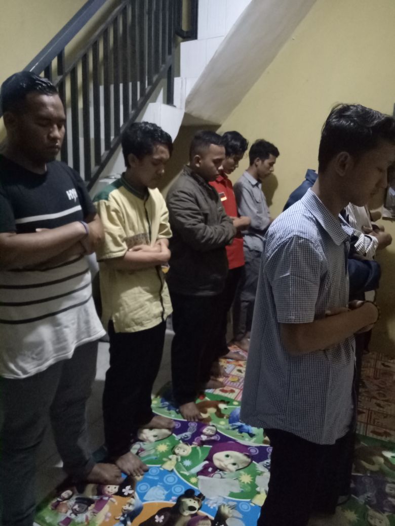 kabamsu's tweet photo. Anak-anak KABAMSU Uin Sgd Bandung lagi melaksanakan Shalat Ghaib... https://t.co/KuJL60lLEi