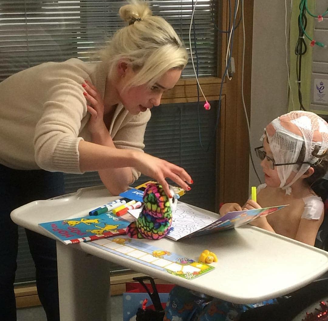 EmiliaClarkeBRA's tweet photo. Mais outra foto da Emilia no Great Ormond Street Hospital em Londres hoje. ❤️❤️❤️ https://t.co/srrv2E9BZD