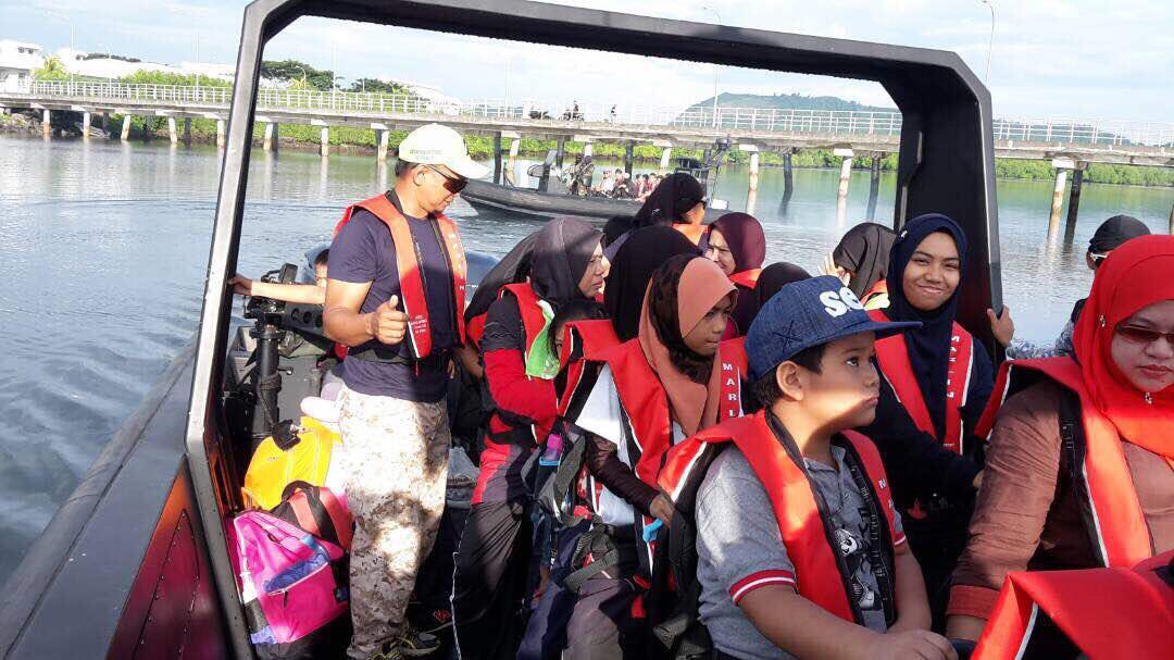 KDSM_PASKAL's tweet photo. Aktiviti #OldFrog & keluarga ke Pulau Sibuan & Bohey Dulang, Semporna #Veteran #silatulrahim @mykamarul @syedzahirputra @ARBA_My @tldm_rasmi https://t.co/gNsL5KTEaj