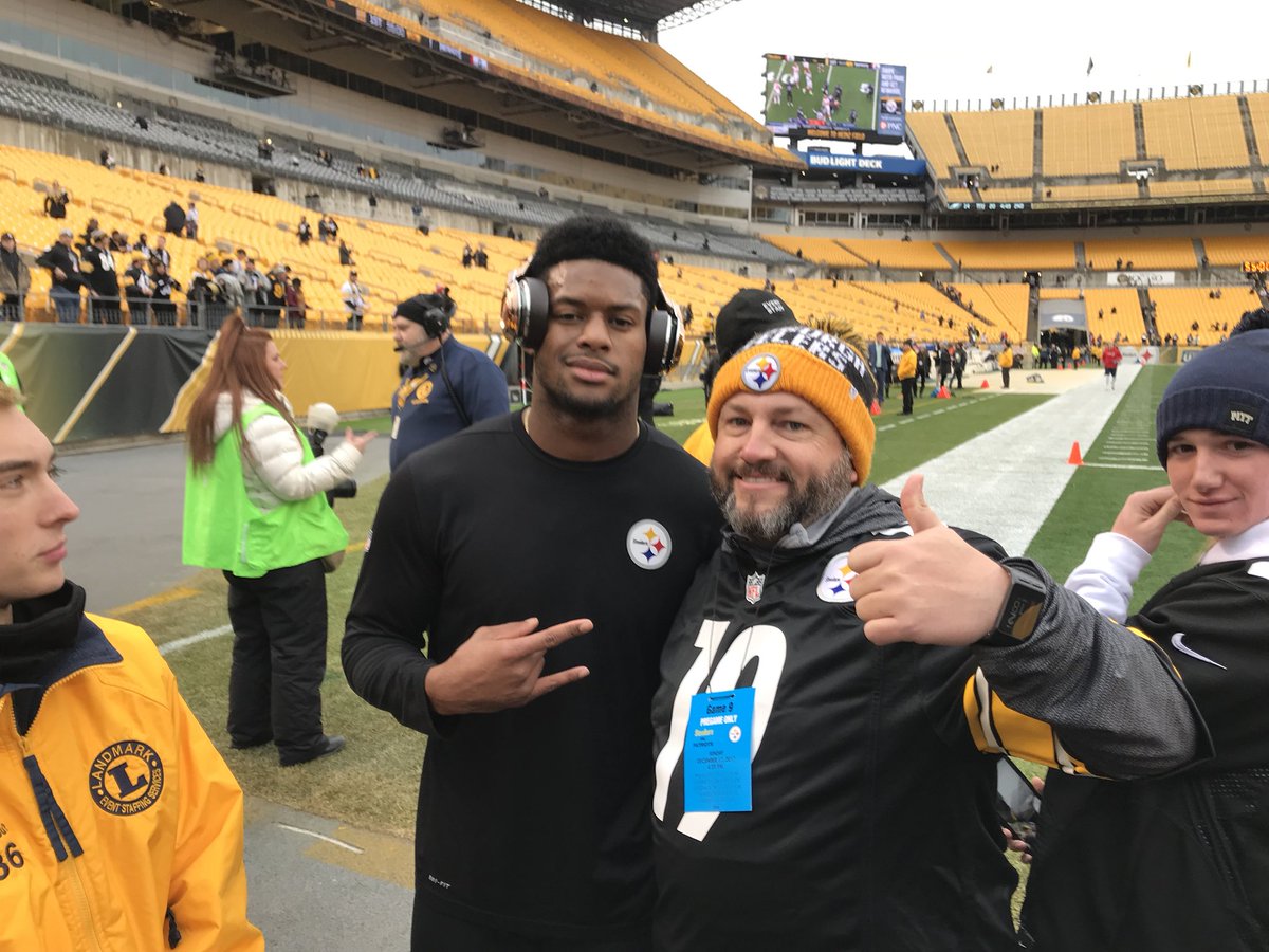 markrobbins9's tweet photo. Huge shout out to my favorite Steeler the electrifying #JuJu Thanks for being so cool while I was in the Burgh! @TeamJuJu #97onasundaynight #litsburgh https://t.co/Qt1VhIygtY