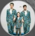 58heslou's tweet photo. SERVICIO A LA COMUNIDAD ahre 
alguien tiene esta foto de harry, la niña y louis con el mismo traje? send aiuda https://t.co/omTMJqcNgq