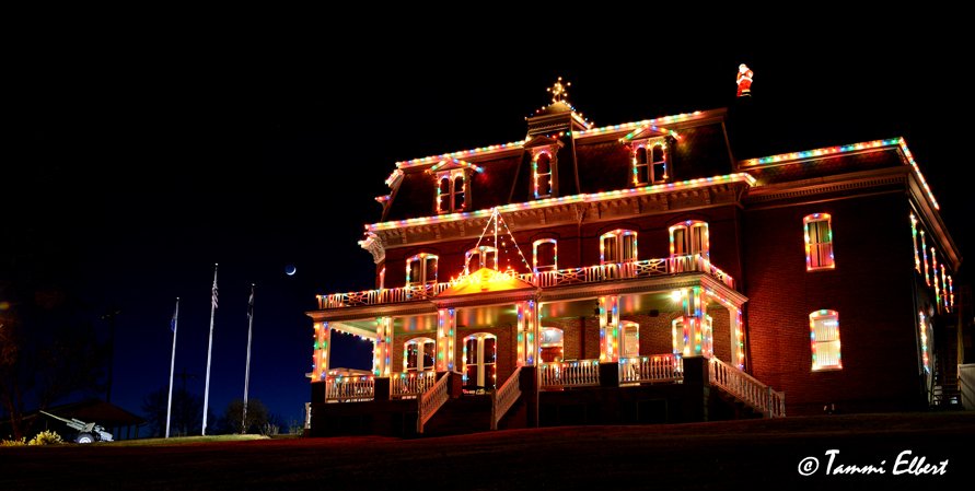 TammiElbert's tweet photo. #Christma2017 in #Washmo with the #VFW lit up. #VFW2661 @yourtake @downtownwashmo @VisitMO @MissouriPlaces @ShowMe_Missouri #NightPhotography #Christmaslights #telbertimages https://t.co/5L94JyGnTs