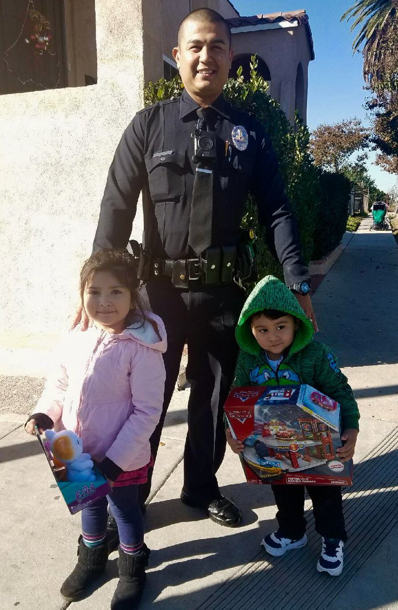 LAPDMarcReina's tweet photo. Spreading holiday cheer and keeping our community safe. It’s what our @LAPDCentralArea officers do best! https://t.co/SAai3w8QDO