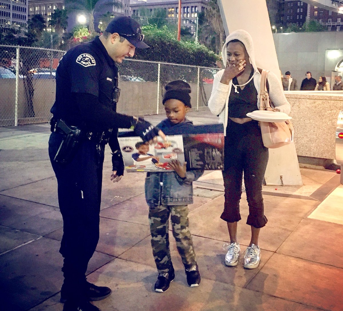 LAPDMarcReina's tweet photo. Spreading holiday cheer and keeping our community safe. It’s what our @LAPDCentralArea officers do best! https://t.co/SAai3w8QDO