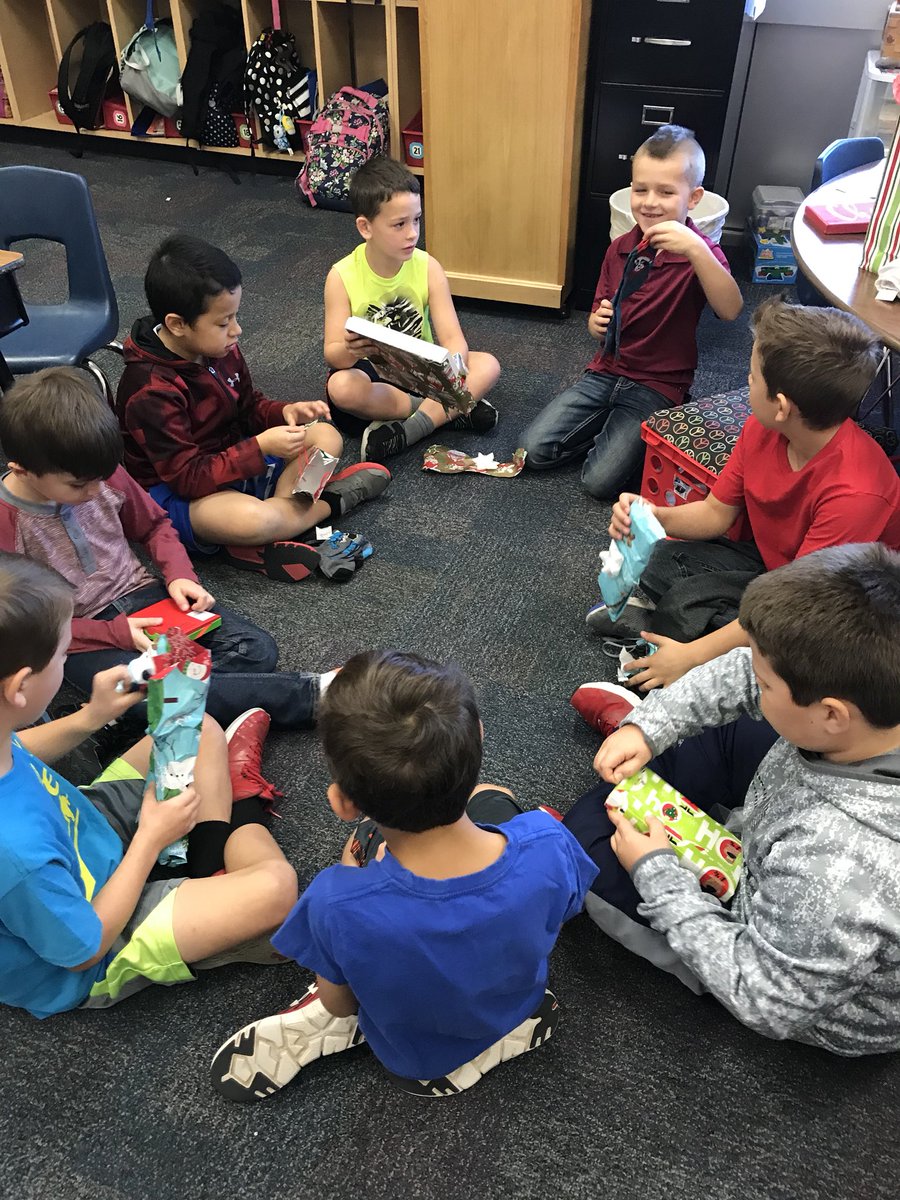 samremington2's tweet photo. Christmas Party fun #Carsonstars https://t.co/VZkWSEndgQ