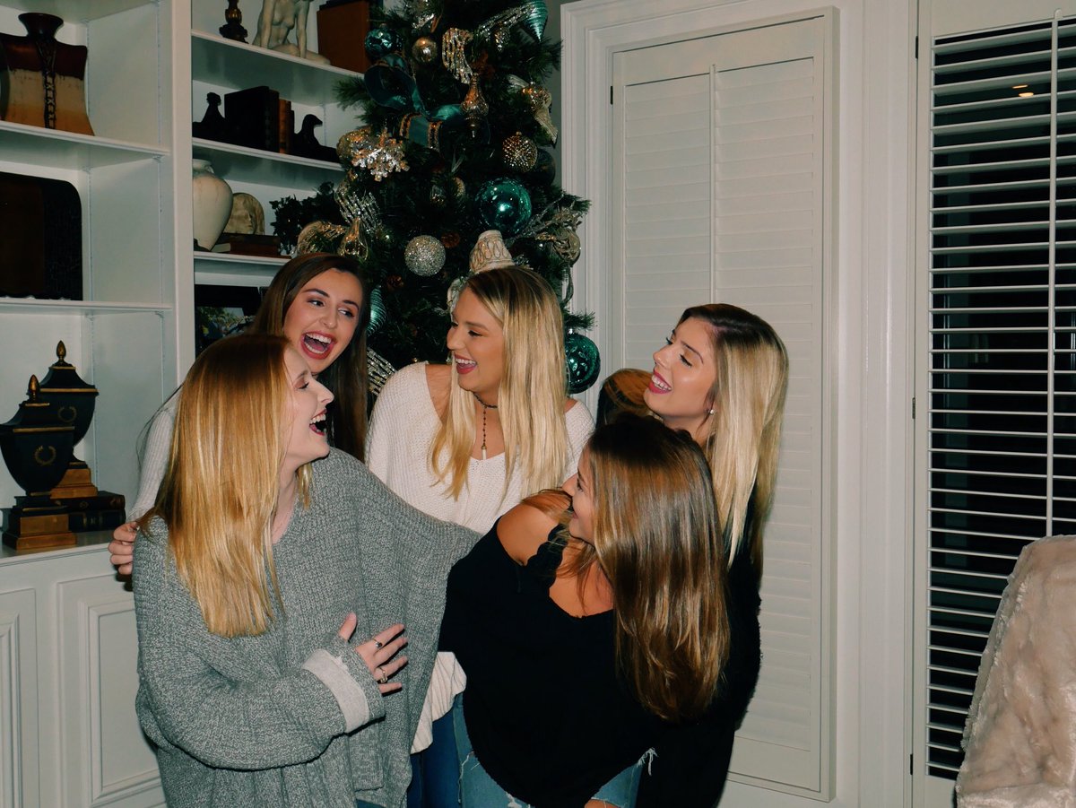 emma_orman's tweet photo. I love these gals so much it hurts 😩⛄️❄️💫🌈 https://t.co/6LQx2u6wDO