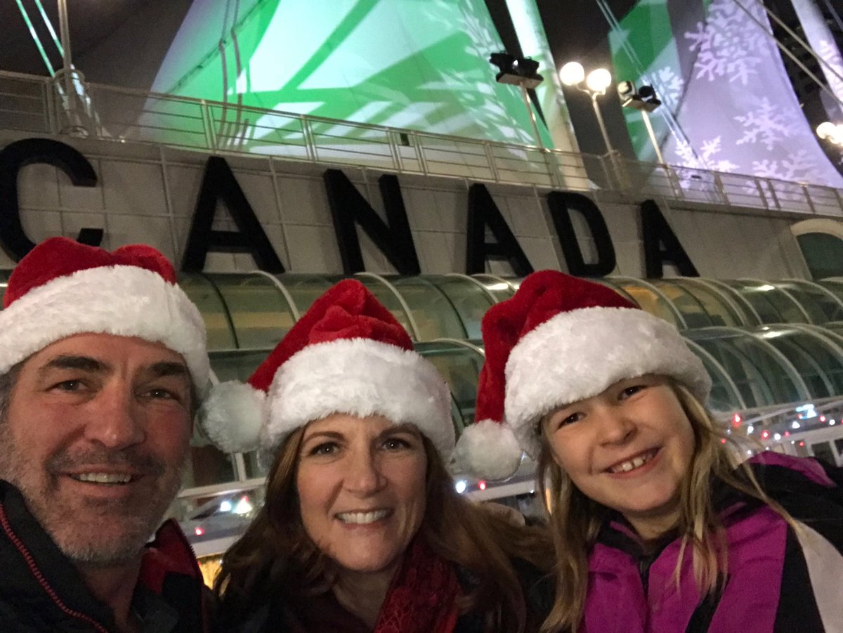 LynnColliar's tweet photo. A little #santahat magic @panpacificvan #5sails - see you for #Christmasdinner https://t.co/QHVMyoNROq