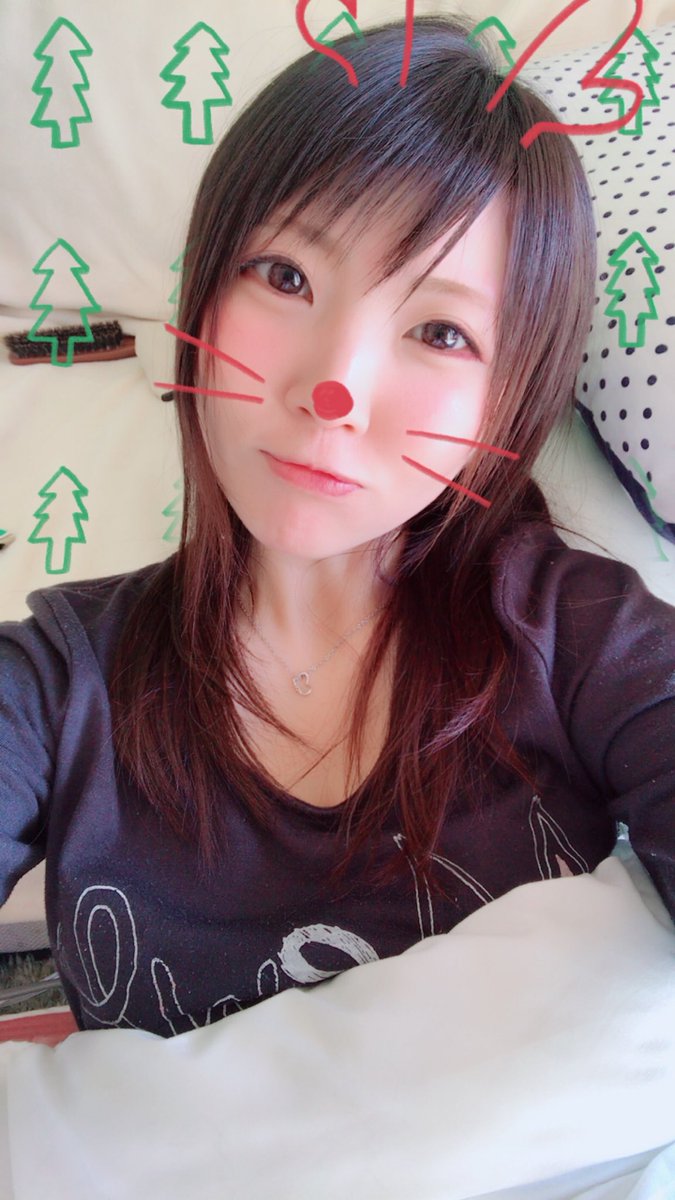 えむずちゃんねる 最近やっとお肌の調子が 落ち着いてきたよー ふっふふー お布団からでれなーーーい