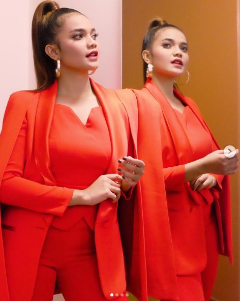 iSwaraJKT's tweet photo. Di Vlog terbarunya #SVlog, @ScholastCitra nostalgia dengan lagu-lagu apa saja yang pernah ia bawakan di ajang pencarian bakat Indonesian Idol. :)
EVERYBODY KNEW
#10LaguKeren sama @dinajanidya https://t.co/XFBBDipizz