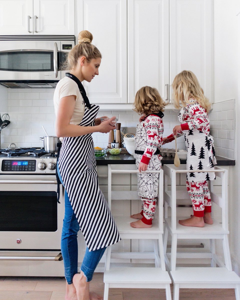 happygreylucky's tweet photo. Multi tasking the #momlife way. @jblaudio is changing the headphone game w/ their new wearable Bluetooth speaker. JBL Soundgear is THE coolest thing ever - I love the freedom to move around the house when on the phone + still hearing the kids wherever they are. #JBLWireless #ad https://t.co/Sr0uZSrdqx