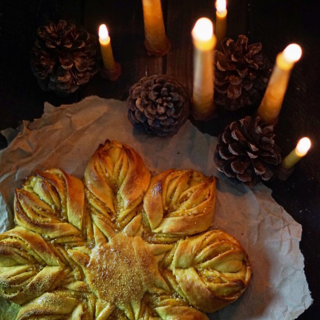 Cattail Pollen Midwinter Bread ❄️ A stunning sweet bread colored with foraged cattail pollen, which lends a sweet floral flavor. The roasted pine nut and apricot jam filling accents the pollen wonderfully. You can find the recipe at thewondersmith.com/blog.