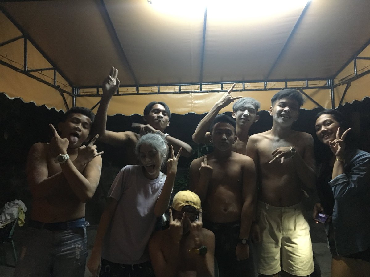 sexygelay's tweet photo. Biglaang christmas party lol 🍻💕 #tvlc #sml https://t.co/3aI3vZ4622