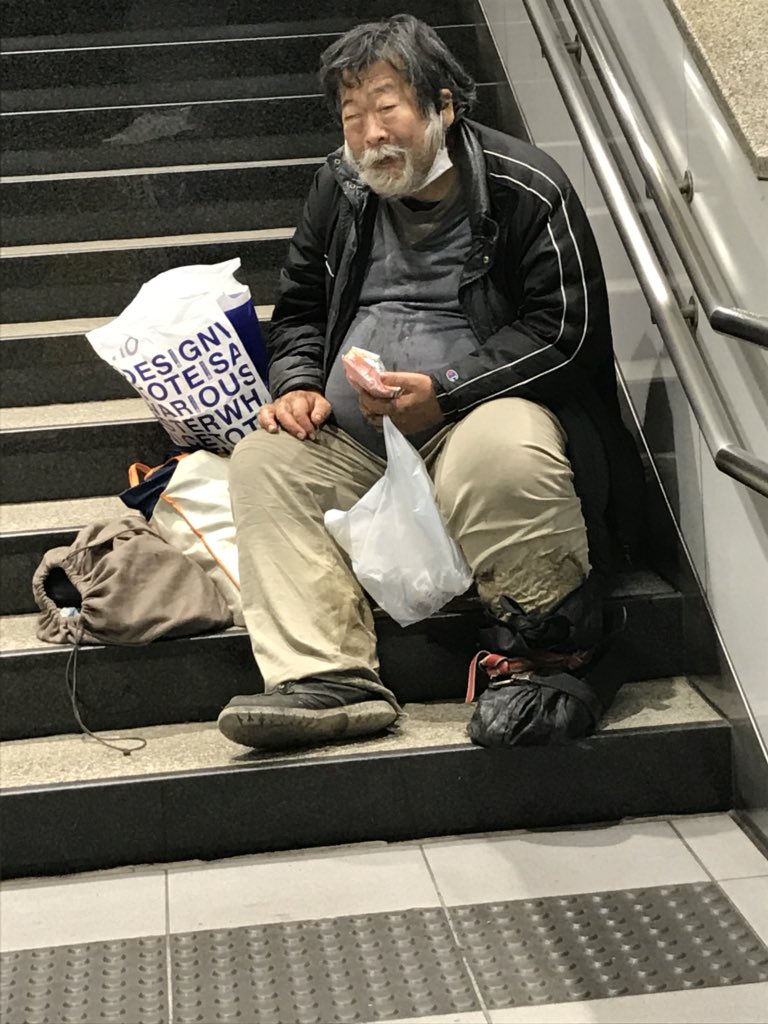 さっき渋谷駅井の頭線のりば出入口に左足壊死ニキがいました。