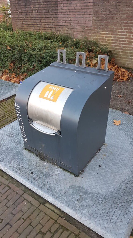 MarcusVrijheid's tweet image. Van dit soort containers komen als het aan #college @gem_oegstgeest ligt 100 clusters (!) in #Oegstgeest. Misschien wel bij u voor de deur. Volgens @VVDOegstgeest kan dat anders, beter, sneller ingevoerd en vooral 1,3 miljoen euro goedkoper! 21 maart zijn er verkiezingen.