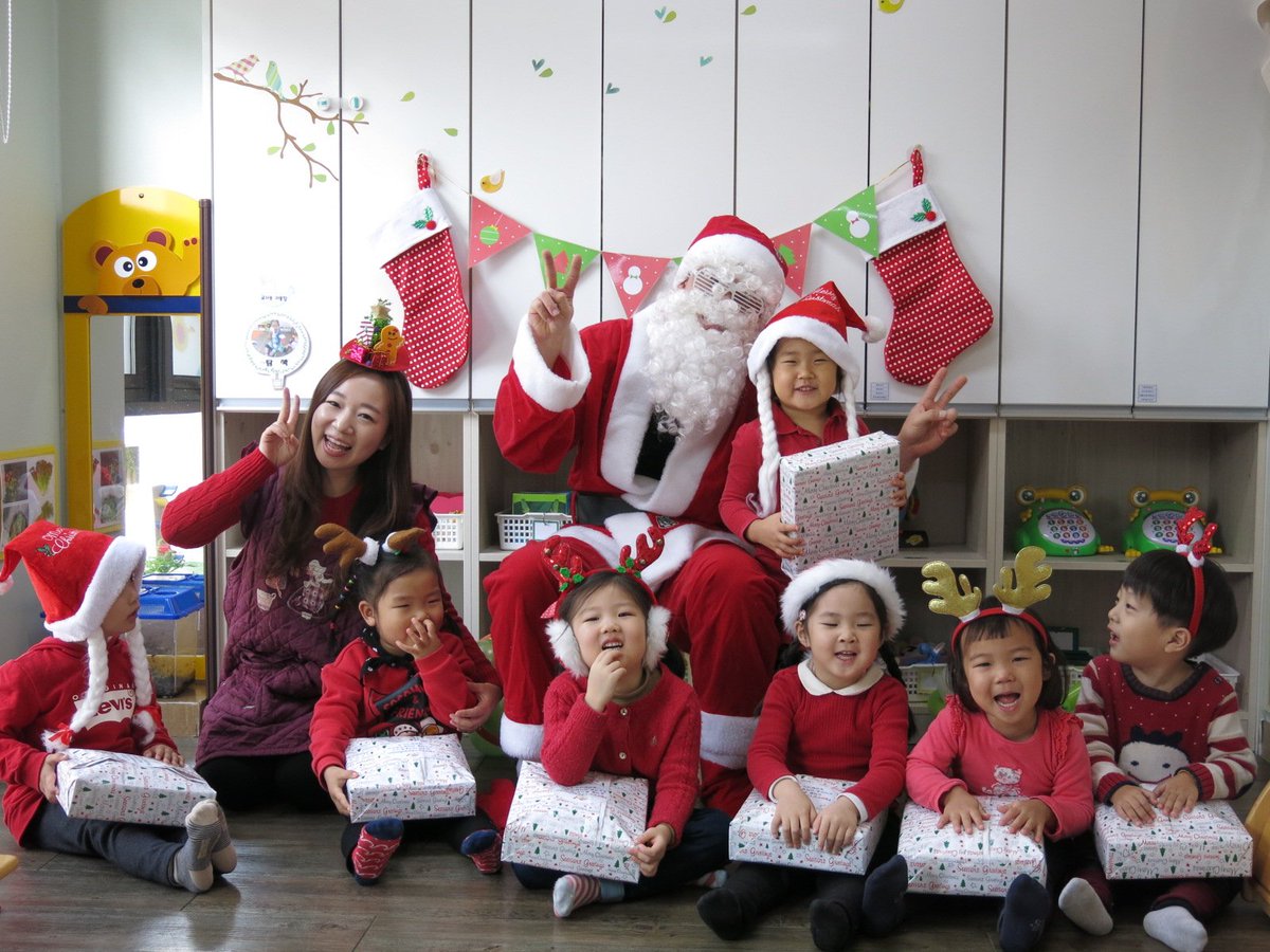 크리스마스를 맞이하여 크리스마스 케이크를 만들었어요.
그리고 산타할아버지를 만나 캐롤송을 부르고 함께 춤을추고 선물을 받으며
즐거운 성탄축제를 했어요^^