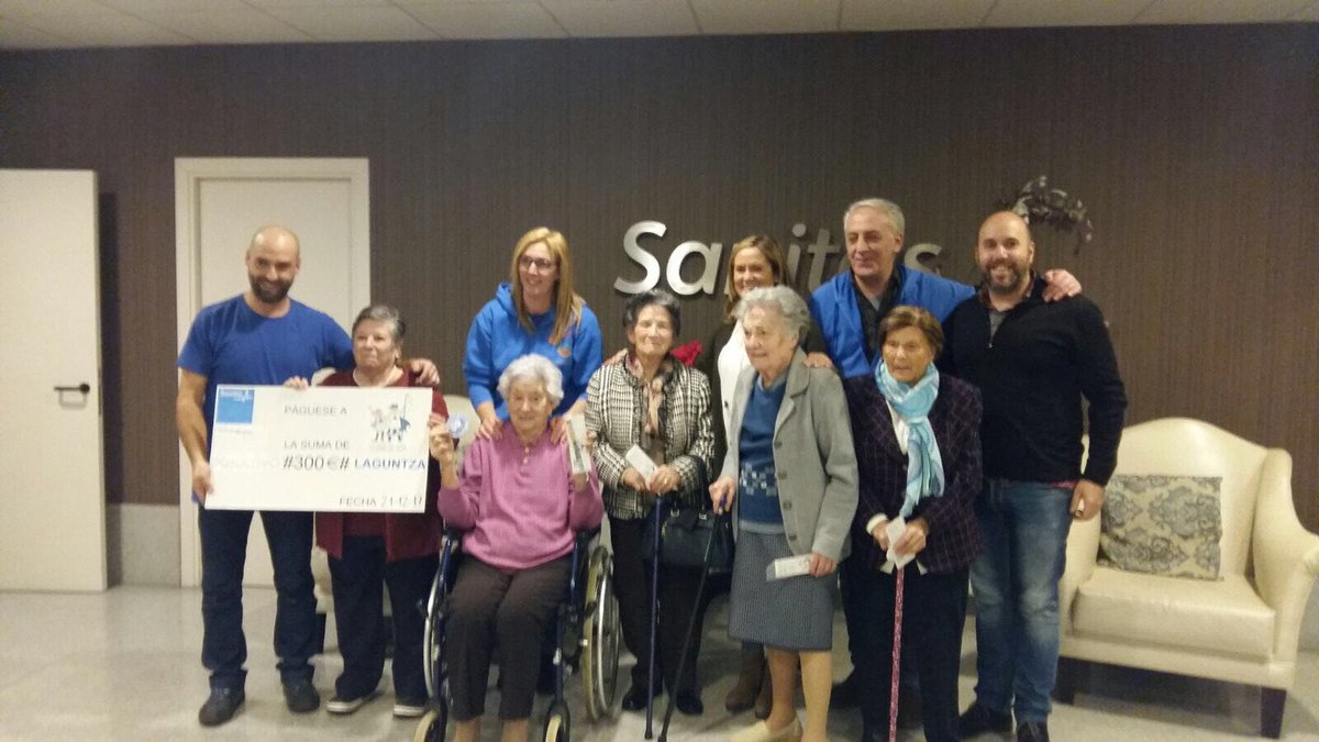 infobarakaldo's tweet photo. Sanitas zahar-egoitzan #LaCuadriDelHospi-rentzat bildu den txeke solidarioaren ematea. Eskerrik asko zuen esfortzu eta solidaritateagatik
Entrega de #ChequeSolidario recaudado en la #residencia @sanitas a La Cuadri del Hospi. Gracias por vuestro esfuerzo y solidaridad
#Barakaldo https://t.co/Z0XGaFX50n