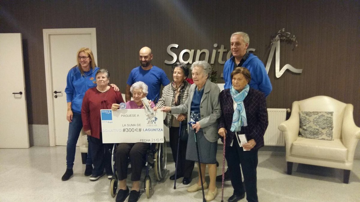 infobarakaldo's tweet photo. Sanitas zahar-egoitzan #LaCuadriDelHospi-rentzat bildu den txeke solidarioaren ematea. Eskerrik asko zuen esfortzu eta solidaritateagatik
Entrega de #ChequeSolidario recaudado en la #residencia @sanitas a La Cuadri del Hospi. Gracias por vuestro esfuerzo y solidaridad
#Barakaldo https://t.co/Z0XGaFX50n