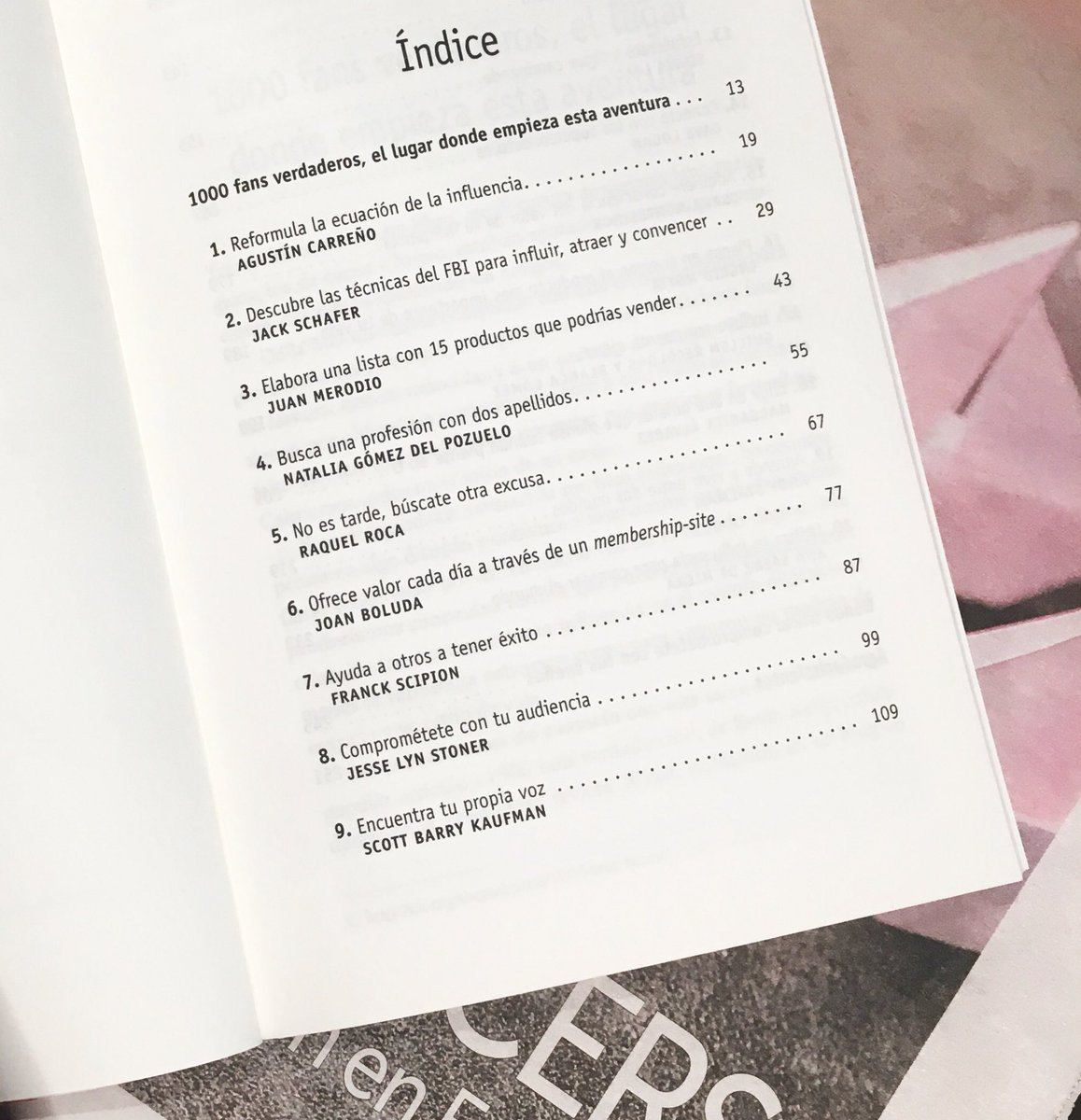 garciasusana's tweet photo. Leyendo la entrevista a @crebate en @larazon_es 😊 
Una excusa más para volver a recomendaros #Influencers , probablemente el único libro en el que me van a dedicar 13 páginas en toda mi vida 😍😍😍
https://t.co/URslcXw27x https://t.co/NAsKERiKs7