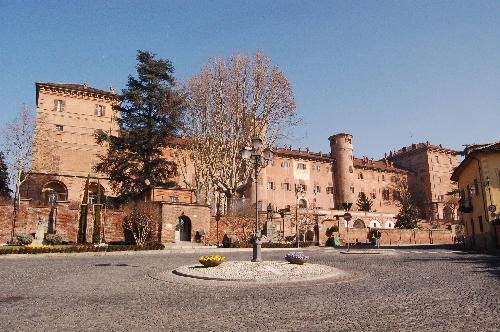 MiC_Italia's tweet photo. #Buongiorno dal Castello di #Moncalieri. Il castello reale sorge sulla sommità di una collina nel centro storico di Moncalieri. Il corrente impianto risale al XVII secolo ed è il risultato dell’ampliamento di un fortilizio medioevale. #22dicembre >
https://t.co/oeWzrNTvcG https://t.co/h9LUNgVosZ