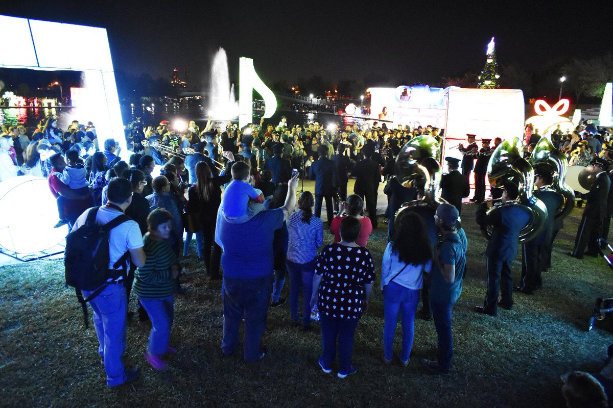 Defensamx1's tweet photo. La Banda de Música de la IV Región Militar, se presentó en el Festival de Luces Navideñas “Luztopía” en el Parque Fundidora, Monterrey, N.L., como parte de los festejos de las fiestas decembrinas. https://t.co/c1dvgXuO6V