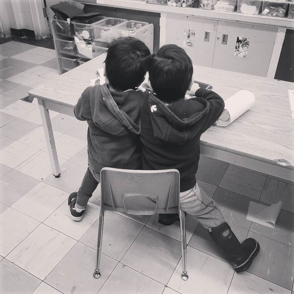 vanderfong's tweet photo. when there are plenty of chairs in the room but all you want to do is perch and colour with your bestie #twinlife #cutenessoverload #bestbudsforever #Fongfamjam https://t.co/qJioMRh7Vb https://t.co/Ol9ZawjkNp