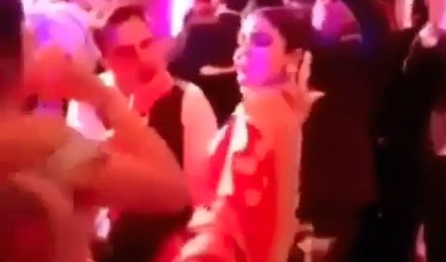 news24tvchannel's tweet photo. Anushka's RECEPTION dance goes VIRAL; Here are the videos #Anushka #receptiondance #Virat #Delhi https://t.co/bod6Tbi1zi https://t.co/9xOSwRCnCU