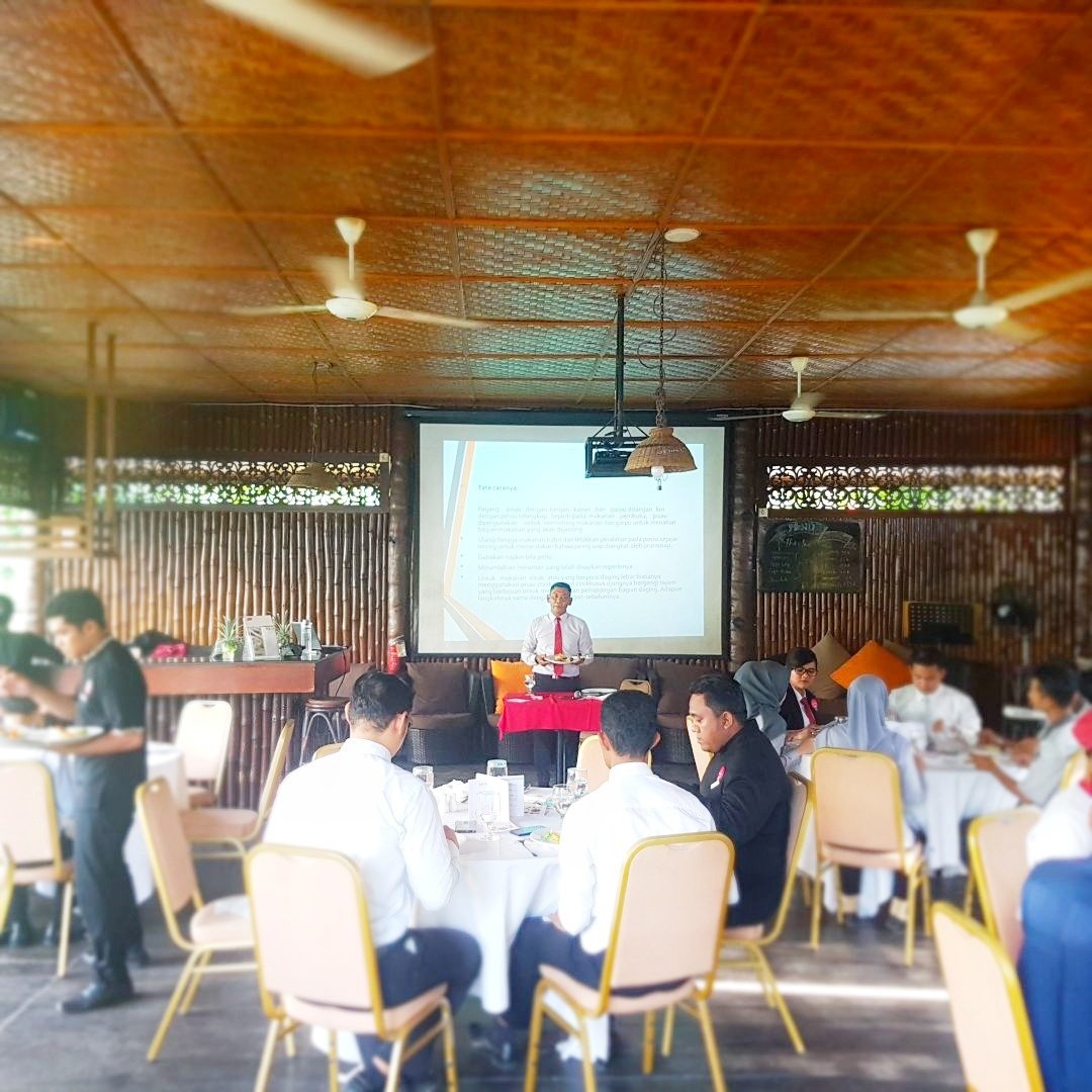 Grandzuri_Duri's tweet photo. Training sekaligus pengenalan produk "Table Manner" oleh Pak Robby Manullang @Anggrek Lounge hotel Grand Zuri Duri
🍽🥂
•
•
#tablemanner #ifbma #gzduri #GZDuriMoment #BestHotelDuri #ZHMHotels #ZuriHospitalityManagement #zurilovers #infoduri #InfoHotel1 #helloduri #bestservice https://t.co/N5po3q01H4