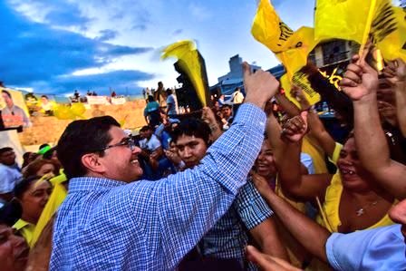 LaDenuncia_Tab's tweet photo. #UltimaHora
Trasciende que este viernes quedará definida la candidatura del #PRD al Gobierno de #Tabasco; José Antonio de la Vega, líder del @CongresoTab ha logrado los consensos y se perfila como el abanderado solaztequista. https://t.co/Gan8uC4RBS