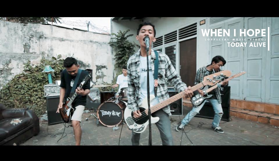 Affirmations. You are alive обои на телефон. Alive today. Alive today. Today quote.