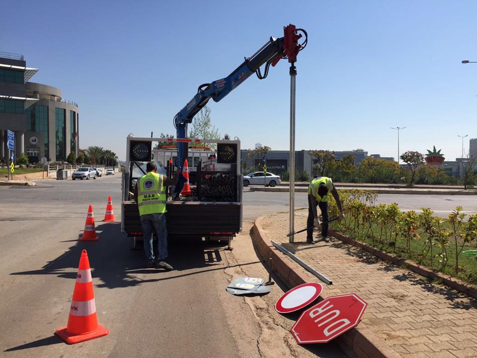 MikronHidrolik's tweet image. Pole Driver Crane
#poledriver #piledriver #postinstallation #poleinstallation #roadsign #signalization #roadsafety #postdriver #poledrivercrane #trafficsignal #сваебойка #crane #knuckleboom #манипулятор #vinç #direkçakmavinci