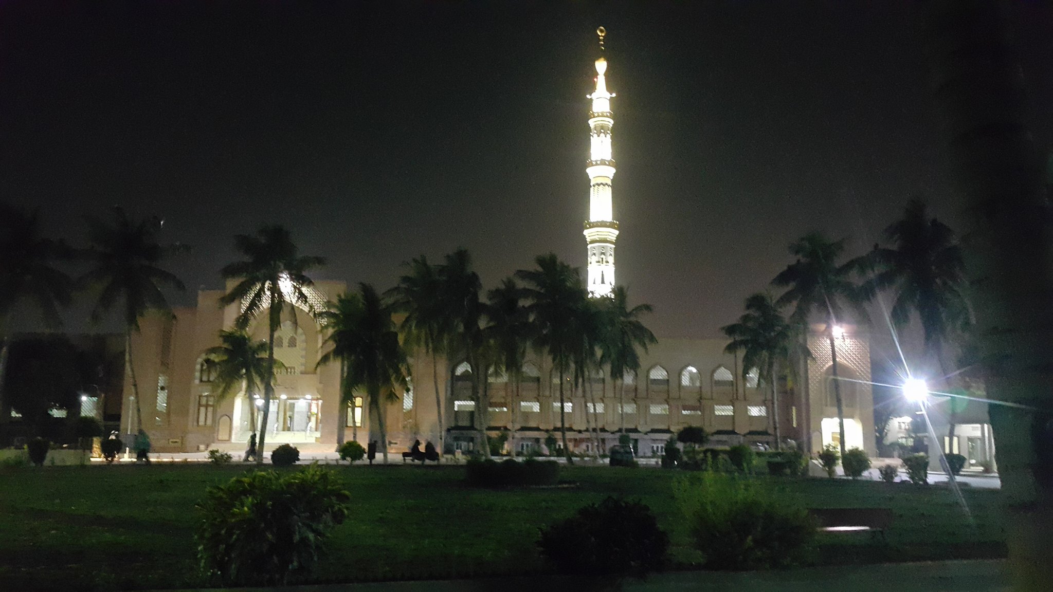 Sayyid Talhah on Twitter: "A spiritually uplifting view of the Masjid of  Jāmi'ah Darul'Uloom Karachi (headed by @MuftiRafiUsmani and  @MuftiTaqiUsmani) at night https://t.co/o4gvdckBXh" / Twitter