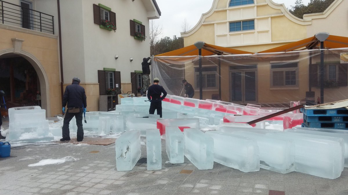 임실산타축제가 드디어 낼 스타트합니다. 현장소개해드리겠습니다.
얼음미끄럼틀이 인기가 많아요. 문의전화가 많이온다고 하네요!!