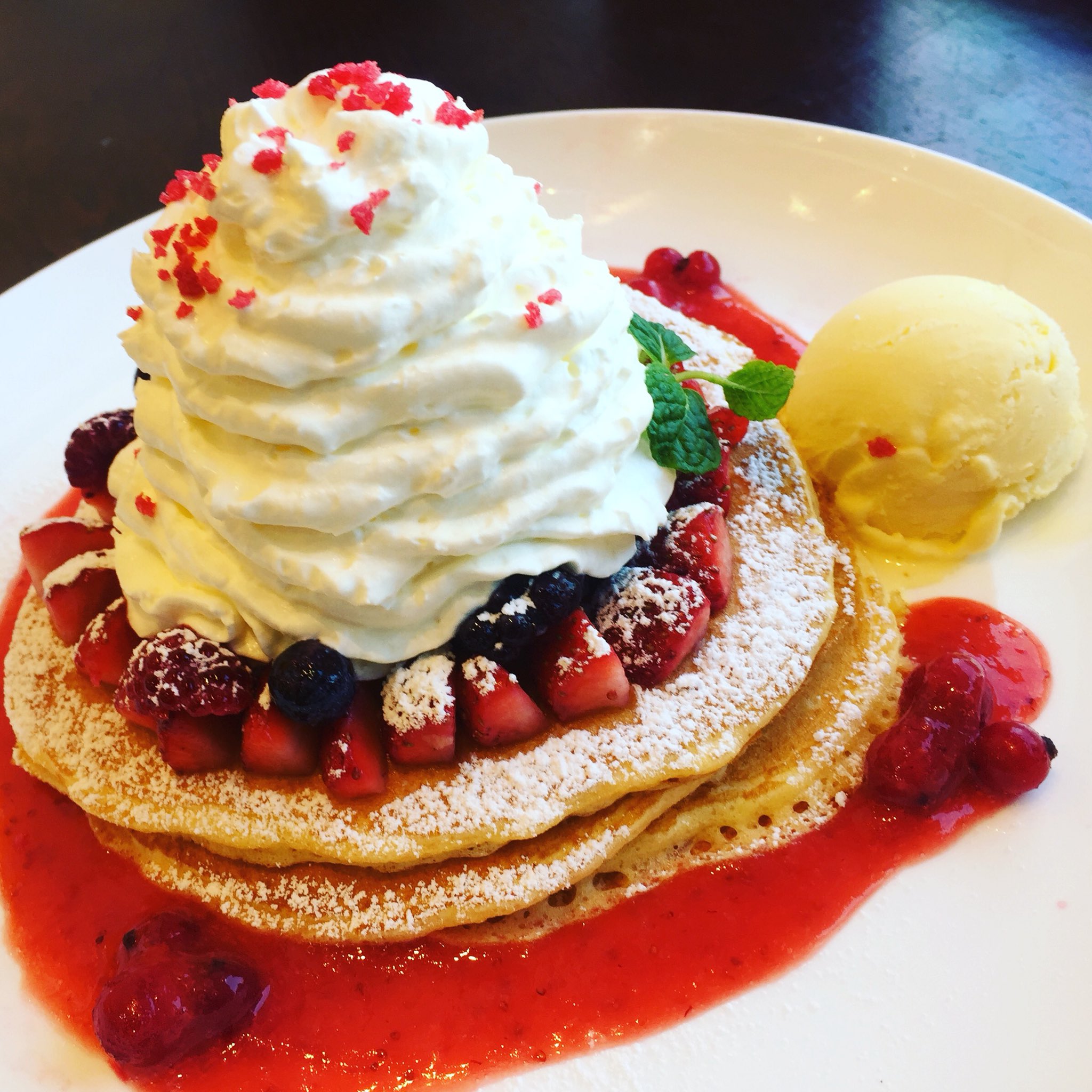 クアアイナ 公式 Aloha 越谷レイクタウン店でクリスマスパンケーキ ふわふわ生地に控えめな甘さのホイップ ベリー達の爽やかな酸味 甘みが超絶バランスでございますっ 25日のクリスマスまでですからねっ Taizo Kuaaina クアアイナ パン